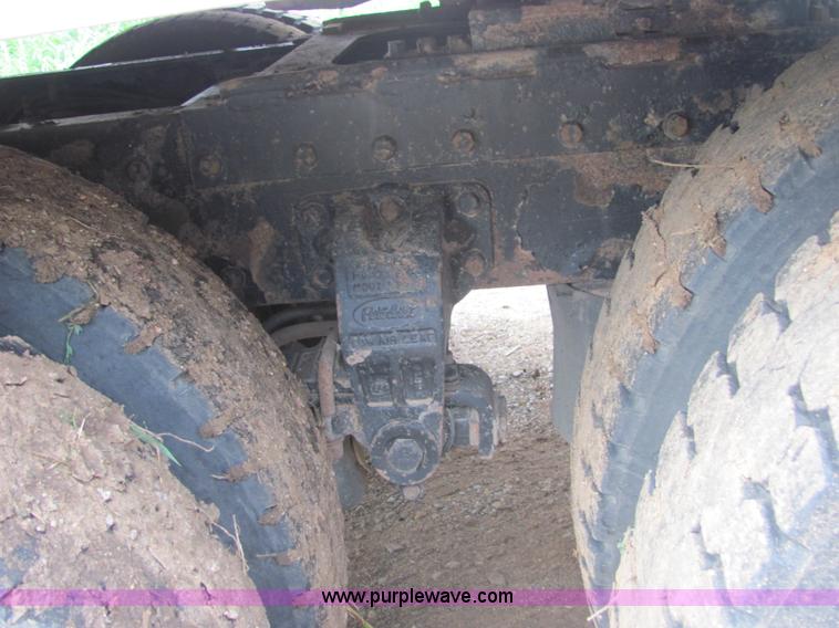 image for item A3577 2001 Peterbilt 379 semi truck