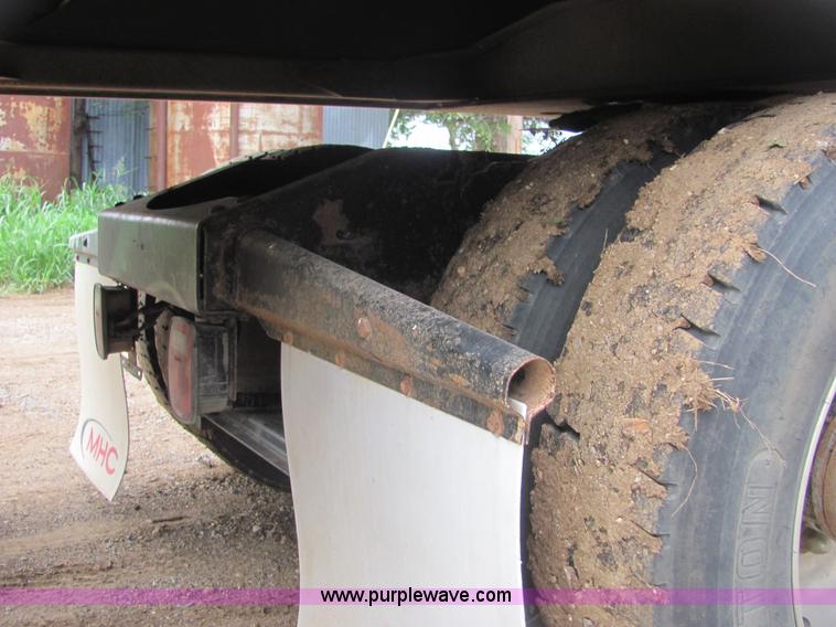 image for item A3577 2001 Peterbilt 379 semi truck