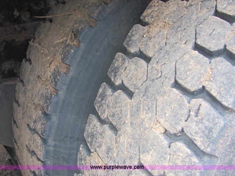 image for item A3577 2001 Peterbilt 379 semi truck