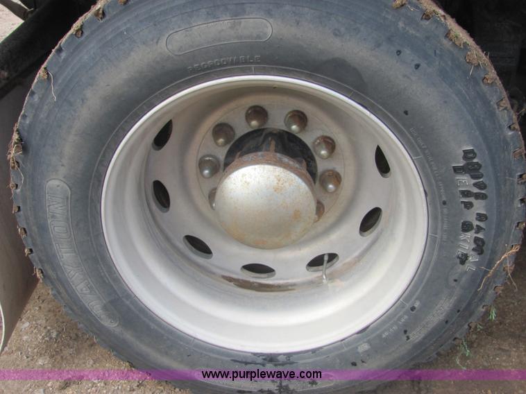 image for item A3577 2001 Peterbilt 379 semi truck