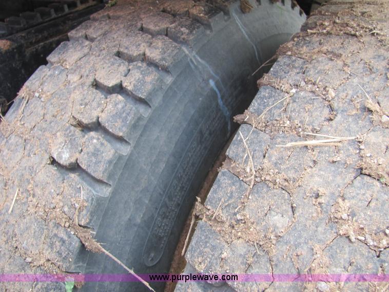 image for item A3577 2001 Peterbilt 379 semi truck