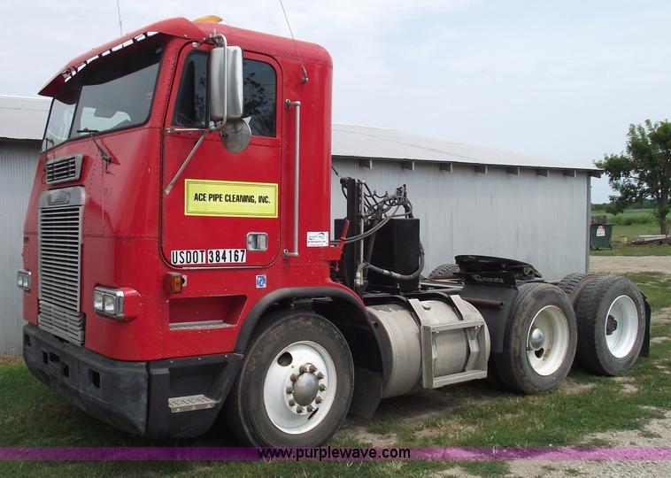 image for item A4013 1993 Freightliner FLA semi truck