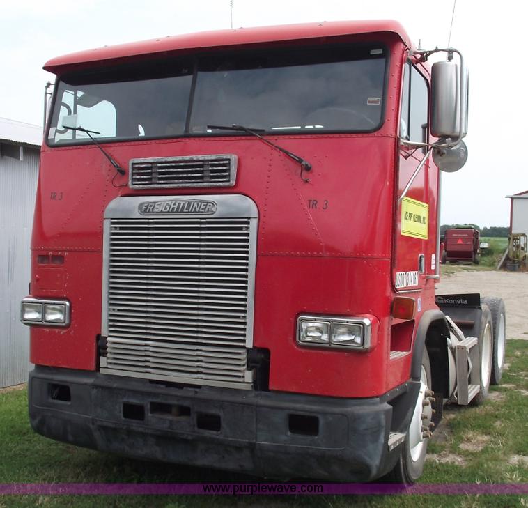 image for item A4013 1993 Freightliner FLA semi truck