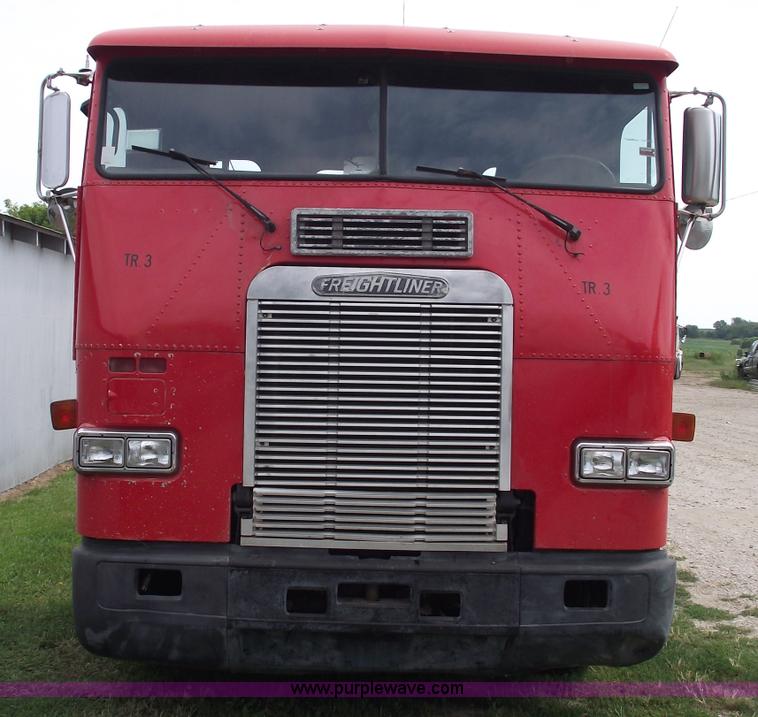 image for item A4013 1993 Freightliner FLA semi truck