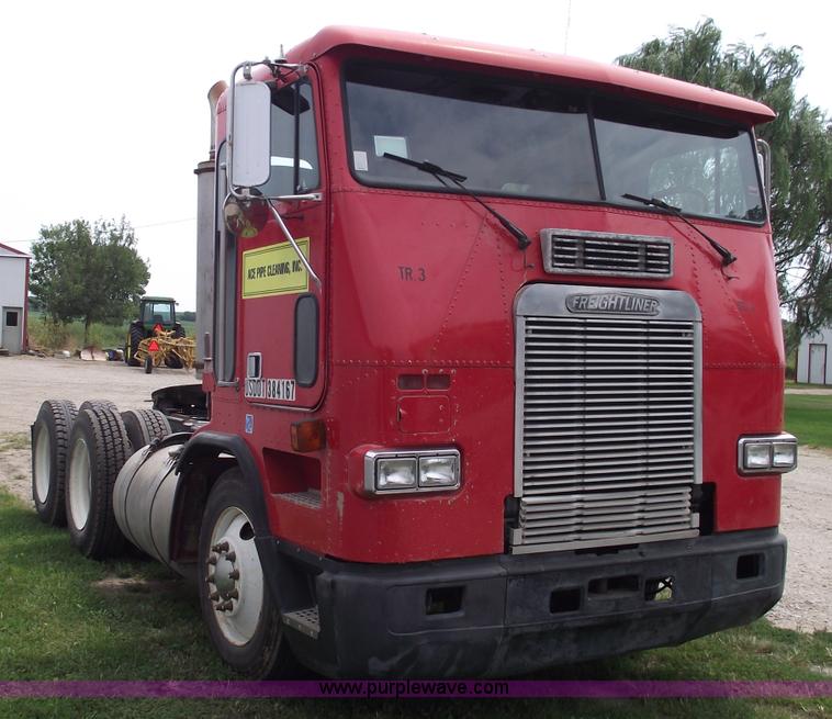 image for item A4013 1993 Freightliner FLA semi truck