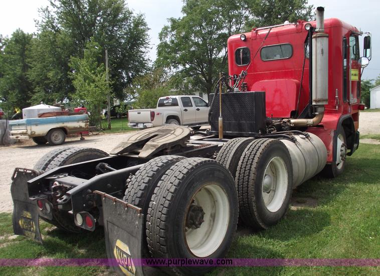 image for item A4013 1993 Freightliner FLA semi truck