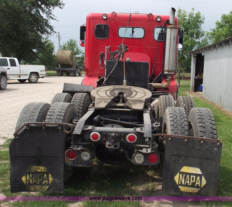 image for item A4013 1993 Freightliner FLA semi truck