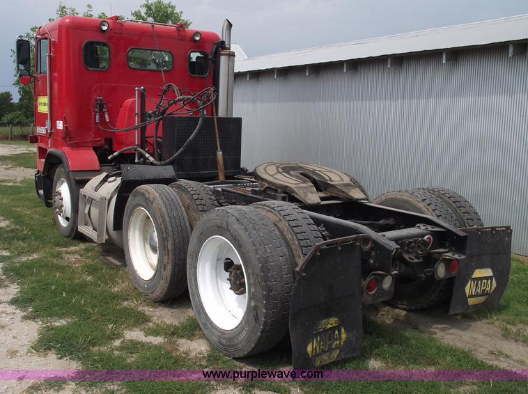 image for item A4013 1993 Freightliner FLA semi truck