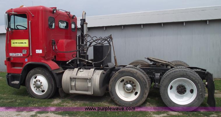 image for item A4013 1993 Freightliner FLA semi truck