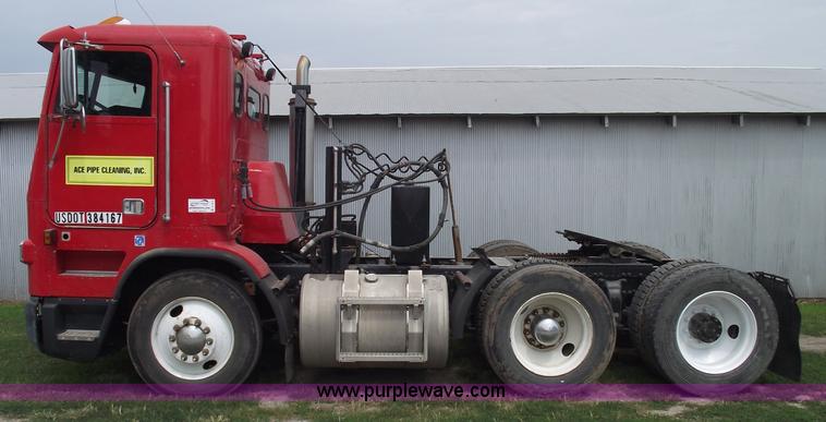 image for item A4013 1993 Freightliner FLA semi truck