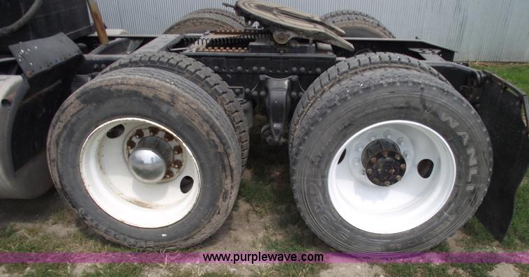 image for item A4013 1993 Freightliner FLA semi truck