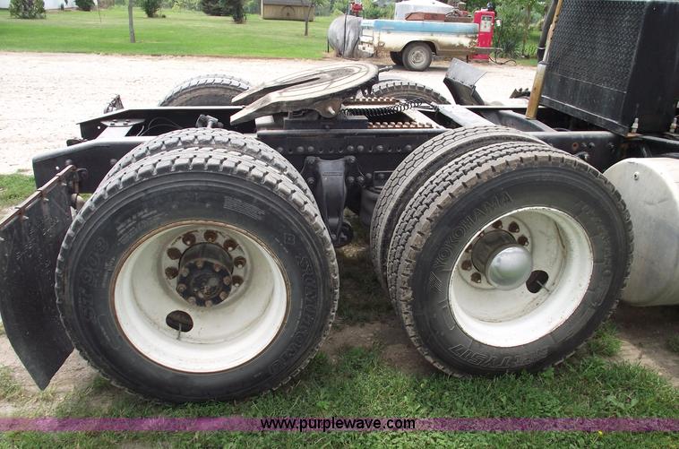 image for item A4013 1993 Freightliner FLA semi truck