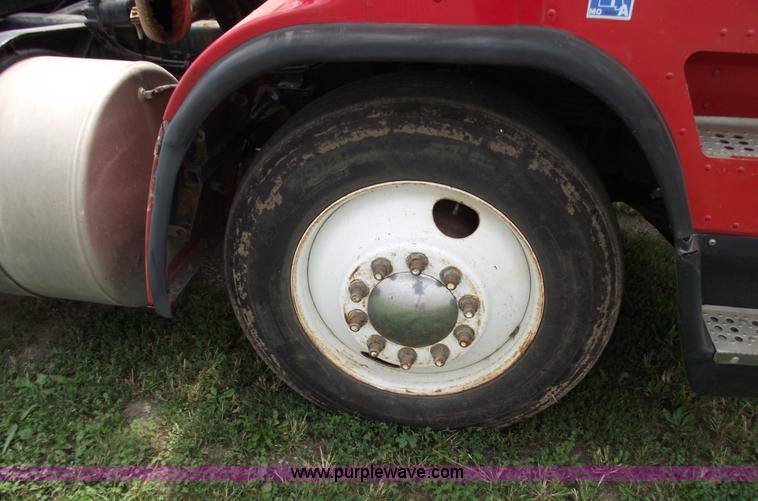 image for item A4013 1993 Freightliner FLA semi truck