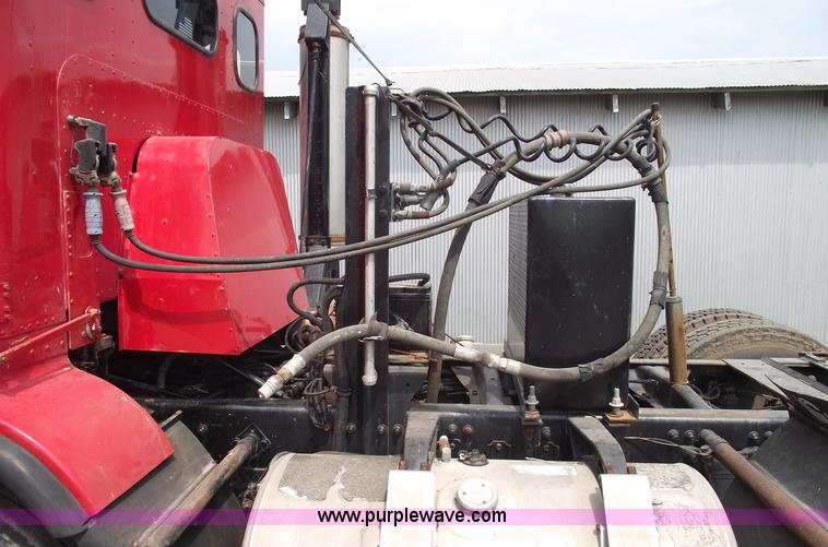 image for item A4013 1993 Freightliner FLA semi truck