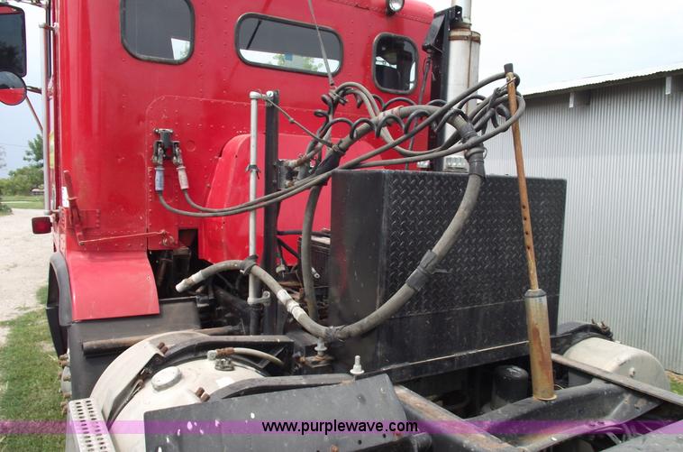 image for item A4013 1993 Freightliner FLA semi truck