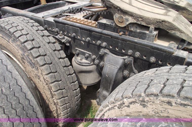 image for item A4013 1993 Freightliner FLA semi truck