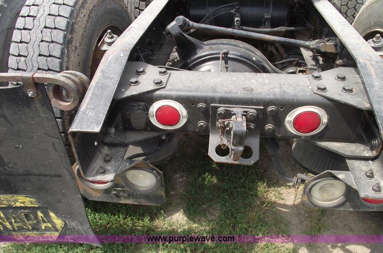 image for item A4013 1993 Freightliner FLA semi truck