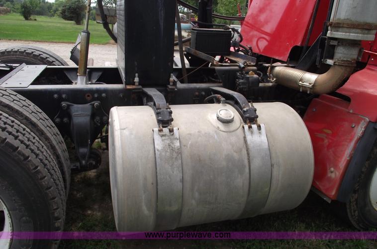 image for item A4013 1993 Freightliner FLA semi truck