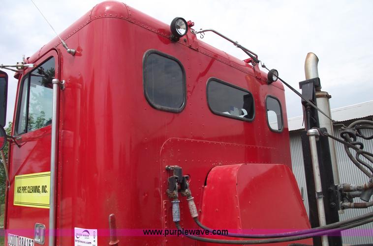 image for item A4013 1993 Freightliner FLA semi truck