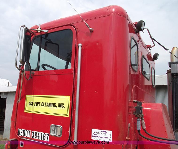 image for item A4013 1993 Freightliner FLA semi truck