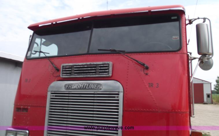 image for item A4013 1993 Freightliner FLA semi truck