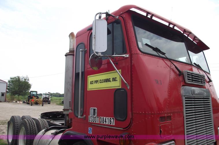 image for item A4013 1993 Freightliner FLA semi truck