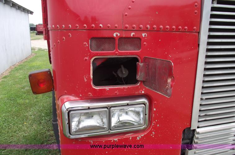 image for item A4013 1993 Freightliner FLA semi truck