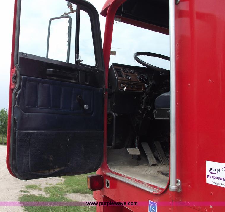 image for item A4013 1993 Freightliner FLA semi truck