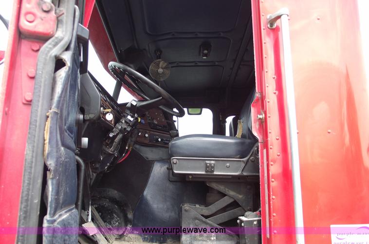 image for item A4013 1993 Freightliner FLA semi truck