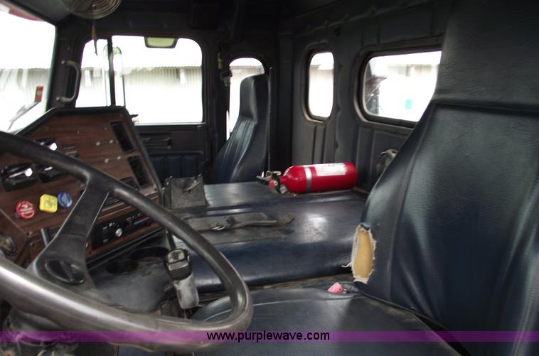 image for item A4013 1993 Freightliner FLA semi truck