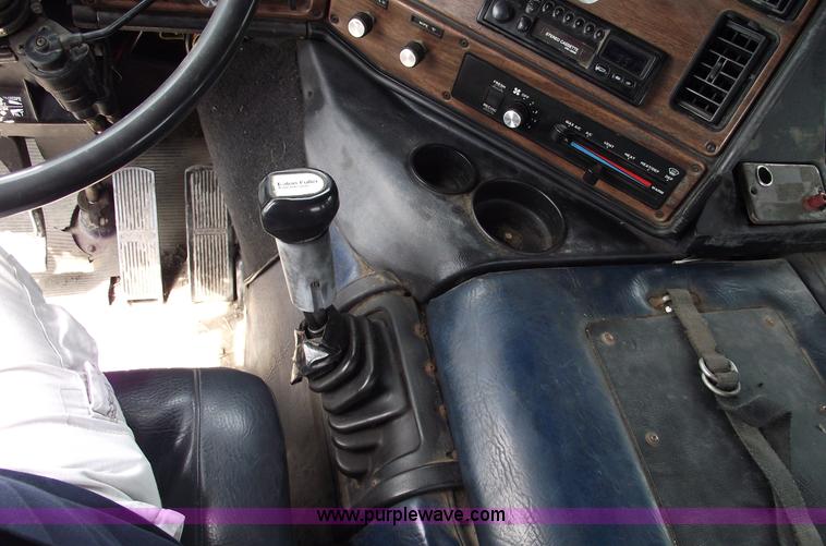 image for item A4013 1993 Freightliner FLA semi truck