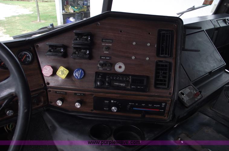 image for item A4013 1993 Freightliner FLA semi truck