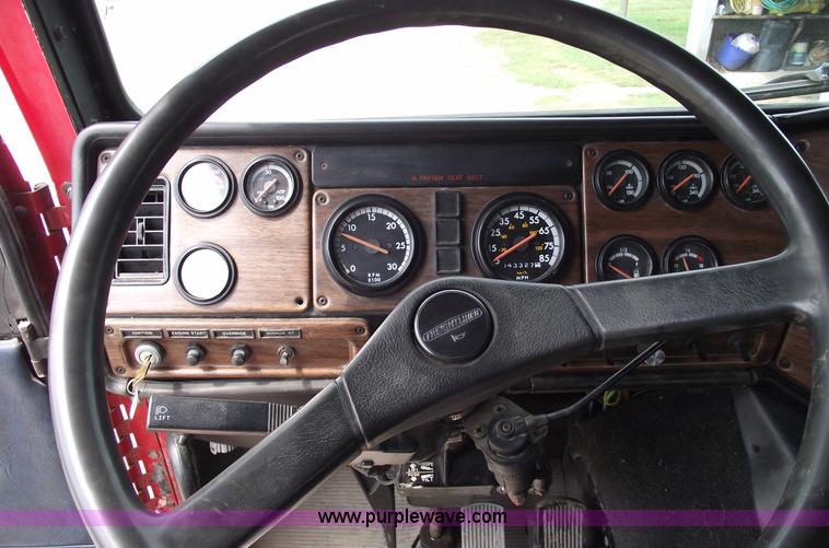 image for item A4013 1993 Freightliner FLA semi truck