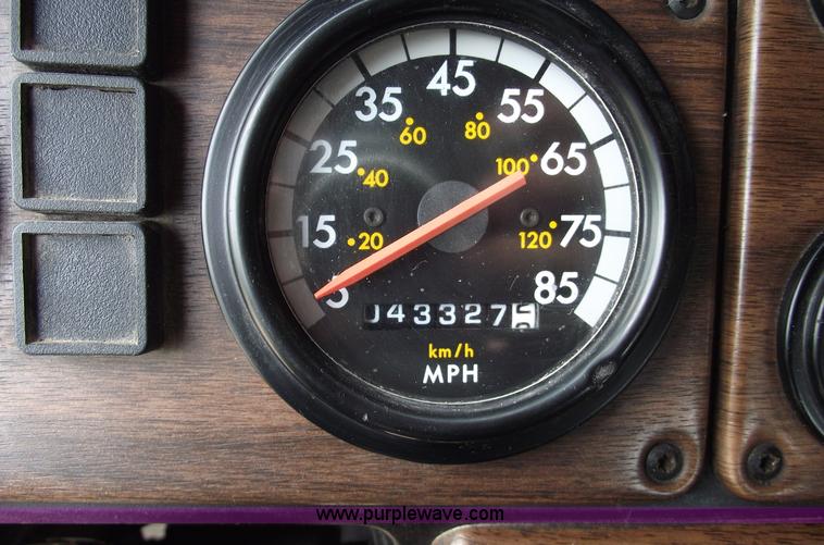 image for item A4013 1993 Freightliner FLA semi truck