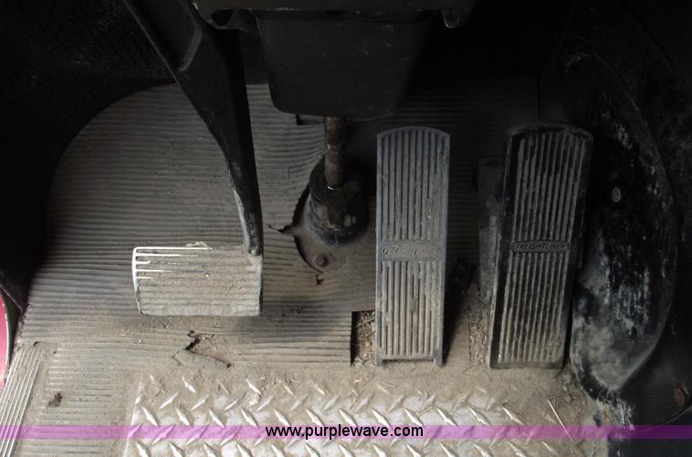 image for item A4013 1993 Freightliner FLA semi truck