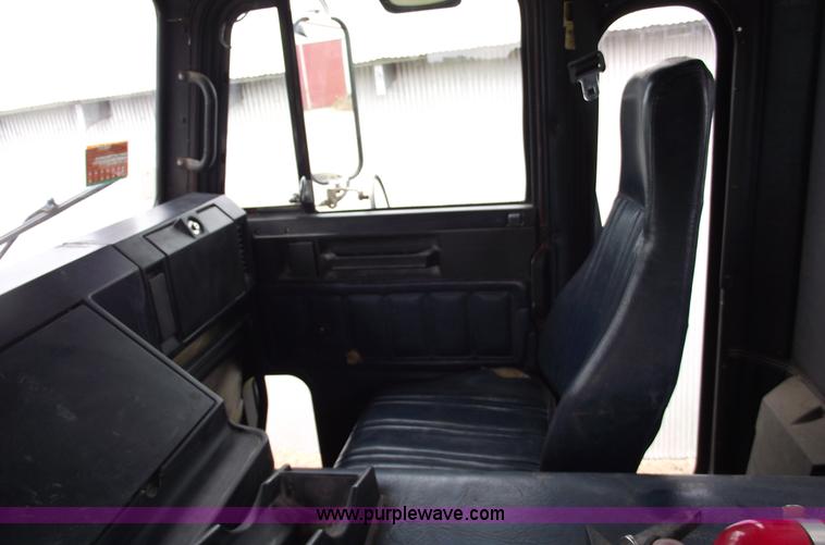 image for item A4013 1993 Freightliner FLA semi truck