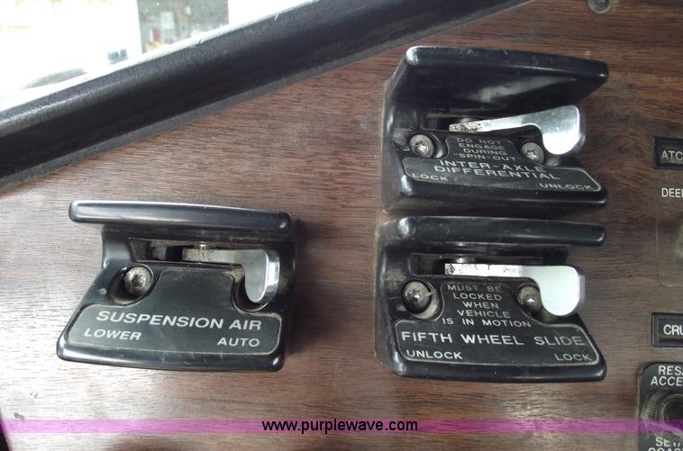 image for item A4013 1993 Freightliner FLA semi truck