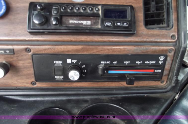 image for item A4013 1993 Freightliner FLA semi truck