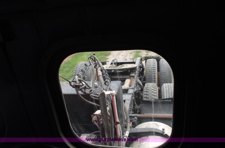 image for item A4013 1993 Freightliner FLA semi truck