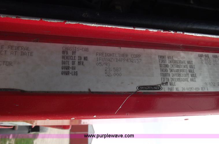 image for item A4013 1993 Freightliner FLA semi truck