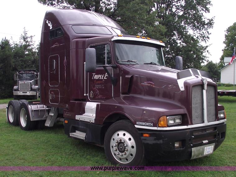 image for item A4098 1993 Kenworth T600 semi truck