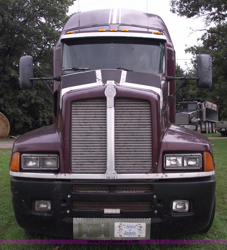 image for item A4098 1993 Kenworth T600 semi truck