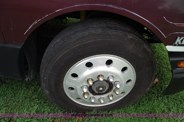 image for item A4098 1993 Kenworth T600 semi truck