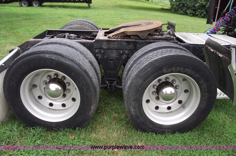 image for item A4098 1993 Kenworth T600 semi truck