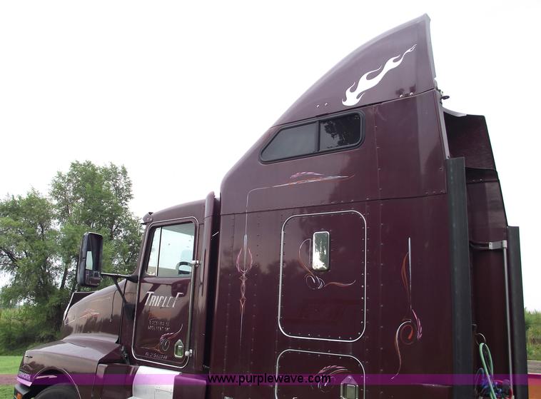 image for item A4098 1993 Kenworth T600 semi truck