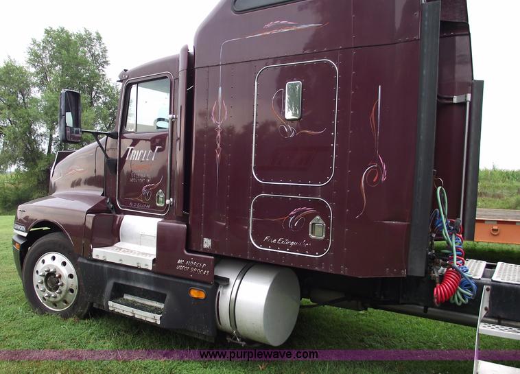 image for item A4098 1993 Kenworth T600 semi truck