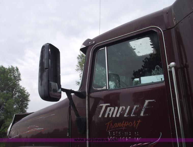 image for item A4098 1993 Kenworth T600 semi truck