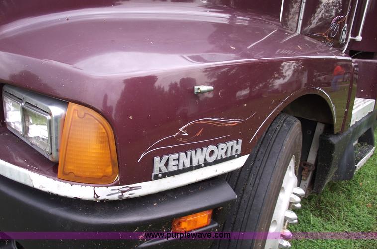 image for item A4098 1993 Kenworth T600 semi truck