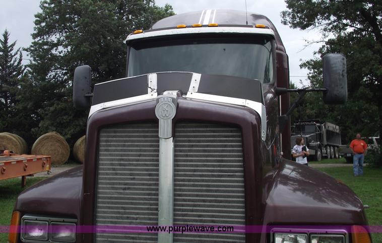 image for item A4098 1993 Kenworth T600 semi truck