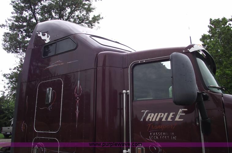 image for item A4098 1993 Kenworth T600 semi truck